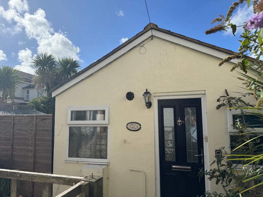 Lot: 22 - ONE-BEDROOM BUNGALOW WITH GARDEN FOR INVESTMENT OR OCCUPATION - View of the front